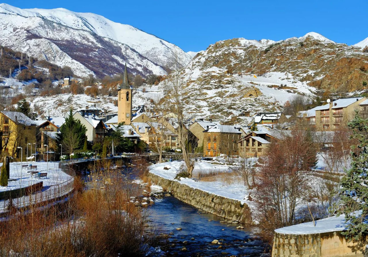 Esterri d'Àneu nevado, el río y el campanario