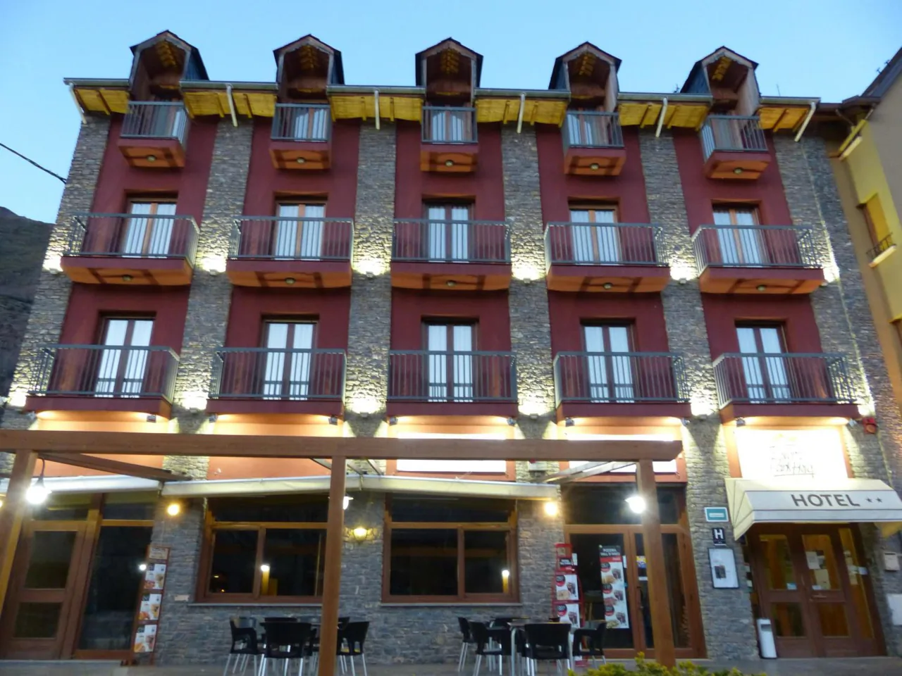 El hotel al anochecer