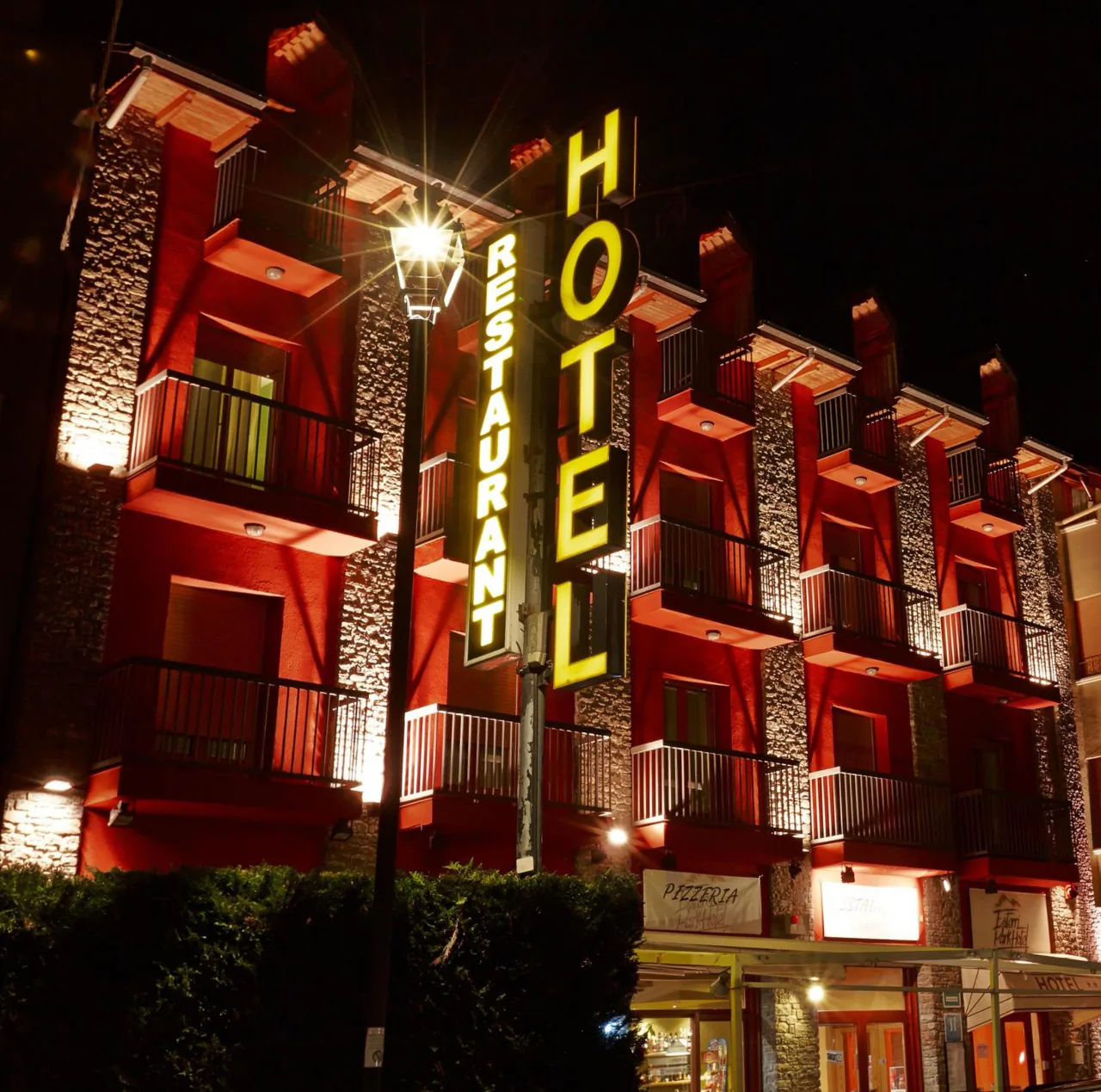 L'enseigne de l'hôtel, la nuit