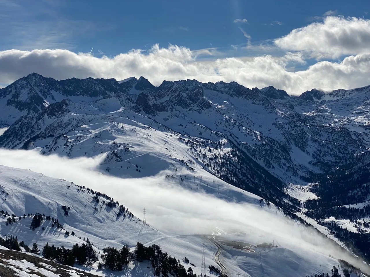 Les sommets au-dessus des nuages