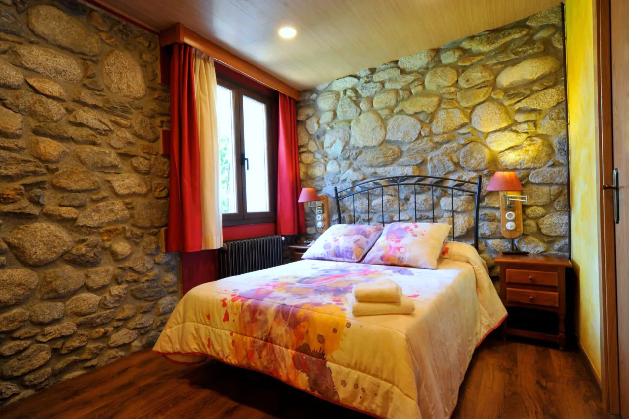 Chambre de l'hostal, avec son mur de pierre