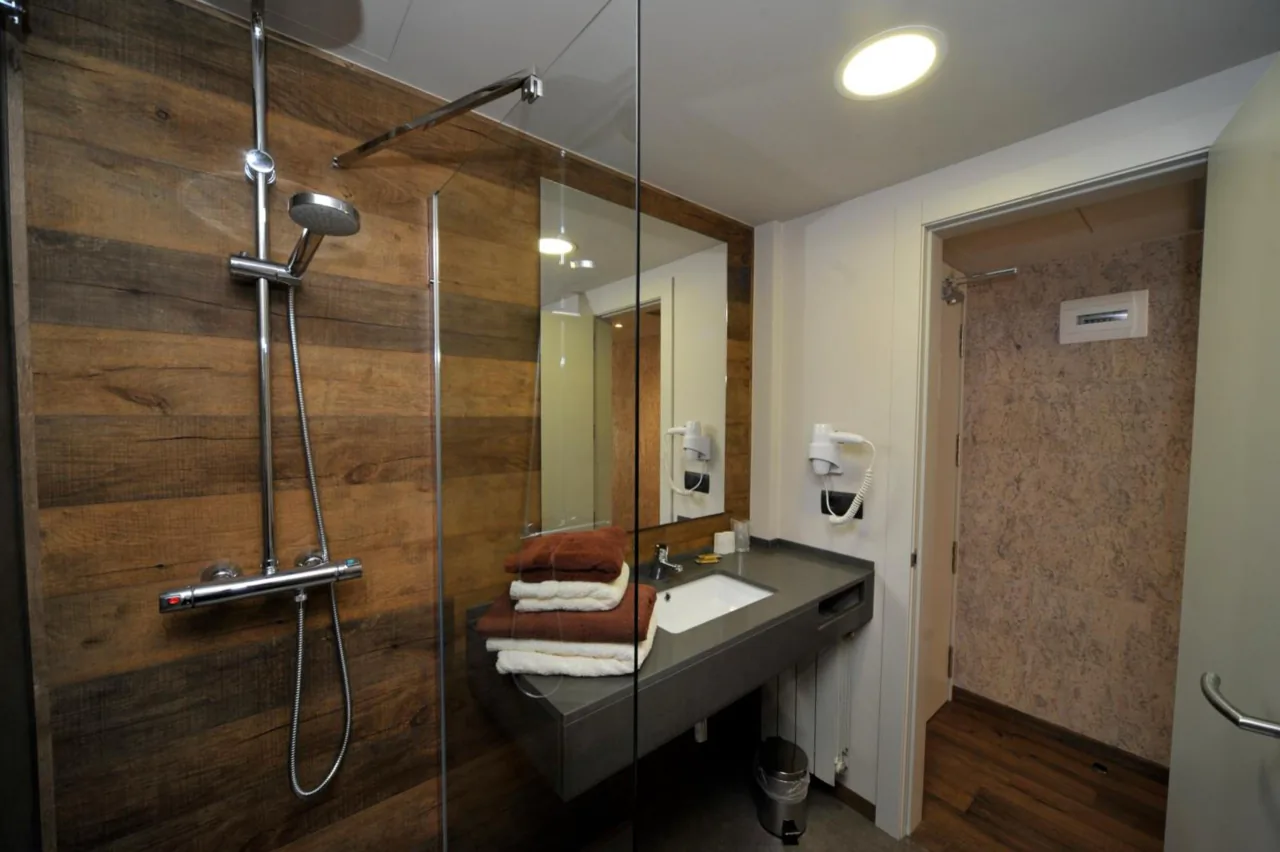 La salle de bains d'une chambre supérieure
